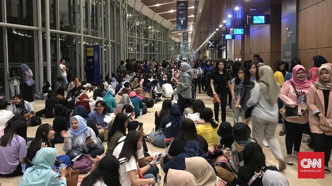 Super K-pop Festival (SKF) 2019 masih belum kunjung dimulai sesuai jadwal, penonton mulai mengeluh.