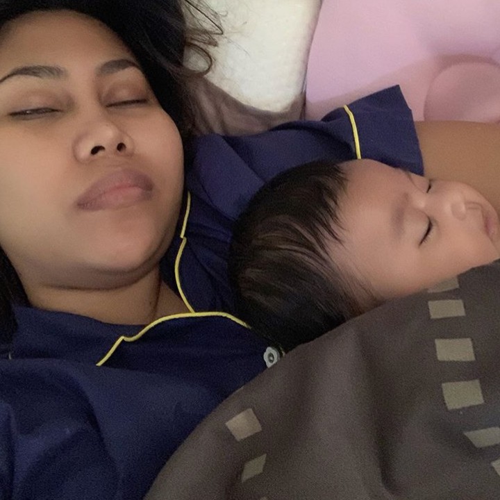 <p>Waduh, rupanya Bunda Evi Masamba dan si kecil Meyshyla kecapekan banget nih. (Foto: Instagram/ @evi_masamba_real)</p>