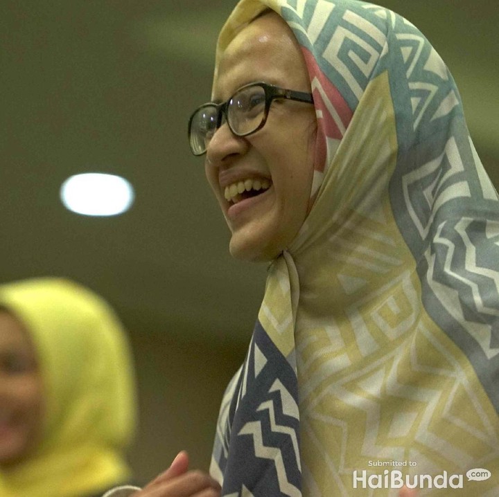 <p>Jangankan senyum, ketawa pun boleh. </p>