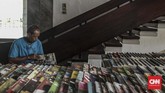 FOTO: Seribu Kitab Sutrisno di Sudut Parlemen Ketika penghuni Gedung DPR terus berganti setiap lima tahun sekali, Sutrisno dan lapak bukunya tetap bertahan di suatu sudut parlemen.