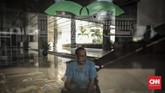 FOTO: Seribu Kitab Sutrisno di Sudut Parlemen Ketika penghuni Gedung DPR terus berganti setiap lima tahun sekali, Sutrisno dan lapak bukunya tetap bertahan di suatu sudut parlemen.