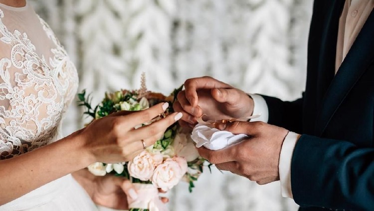 Setelah dua minggu menikah, pria asal Uganda, Afrika Timur ini baru tahu istrinya bukan perempuan. Tak hanya menipu, sang 'istri' juga seorang penjahat, Bun.
