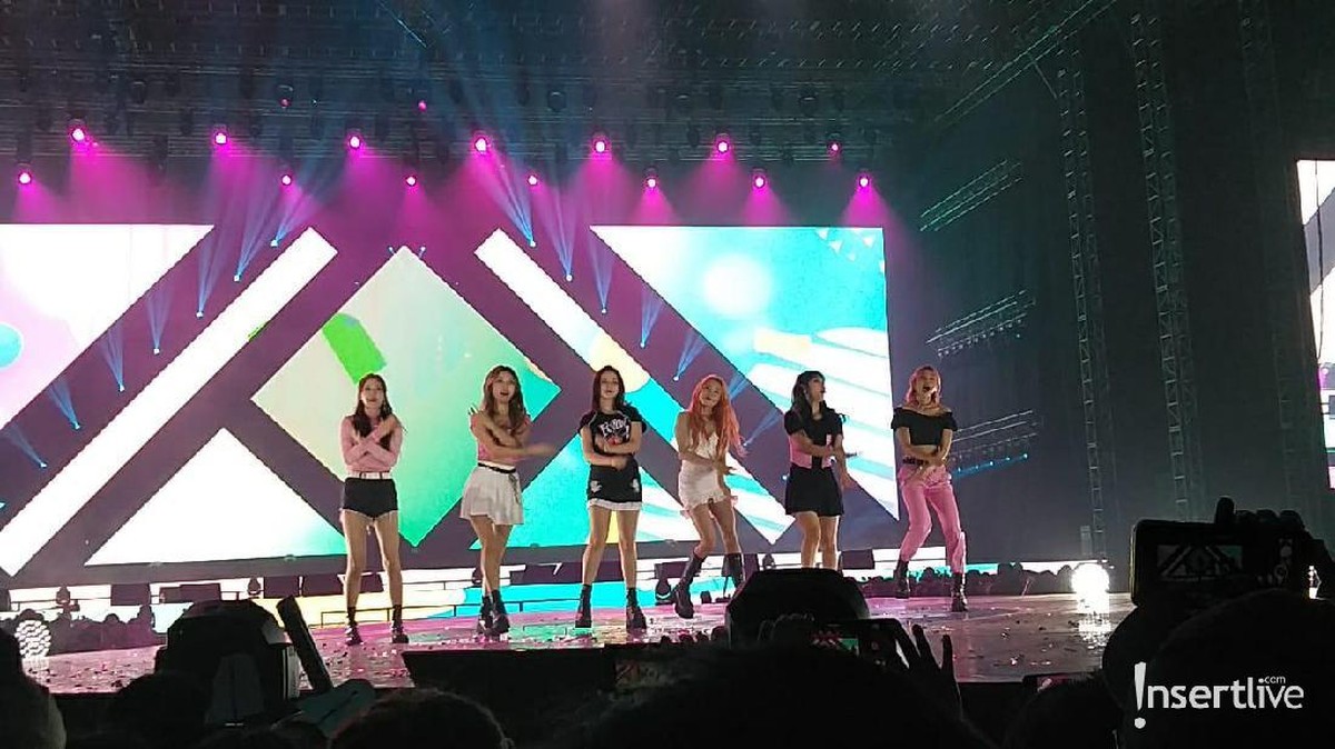 Acara Super K-pop Festival menampilkan sejumlah artis ternama asal korea Selatan&period; Berikut ini sejumlah potret penampilan para artis yang memeriahkan acara&period;