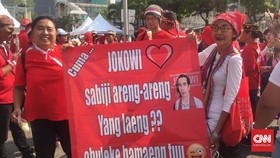 Respon Aksi Kecam Pemerintah, Pendukung Jokowi Bagikan Bunga