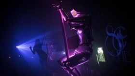 FOTO: Robot Penari Telanjang Berwajah CCTV di Klub Malam