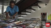 FOTO: Seribu Kitab Sutrisno di Sudut Parlemen Ketika penghuni Gedung DPR terus berganti setiap lima tahun sekali, Sutrisno dan lapak bukunya tetap bertahan di suatu sudut parlemen.