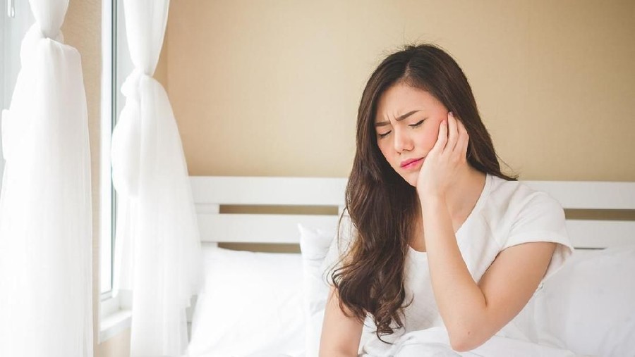 Asian woman toothache&comma; pain&comma; hurt and injured&comma; tooth&comma; teeth and dentistry woman concept