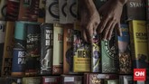 FOTO: Seribu Kitab Sutrisno di Sudut Parlemen Ketika penghuni Gedung DPR terus berganti setiap lima tahun sekali, Sutrisno dan lapak bukunya tetap bertahan di suatu sudut parlemen.