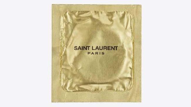 Rumah mode Saint Laurent meluncurkan sebuah kondom terbaru dengan tulisan nama brand miliknya dalam pembungkus alumunium foil berwarna emas.