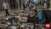 FOTO: Seribu Kitab Sutrisno di Sudut Parlemen Ketika penghuni Gedung DPR terus berganti setiap lima tahun sekali, Sutrisno dan lapak bukunya tetap bertahan di suatu sudut parlemen.
