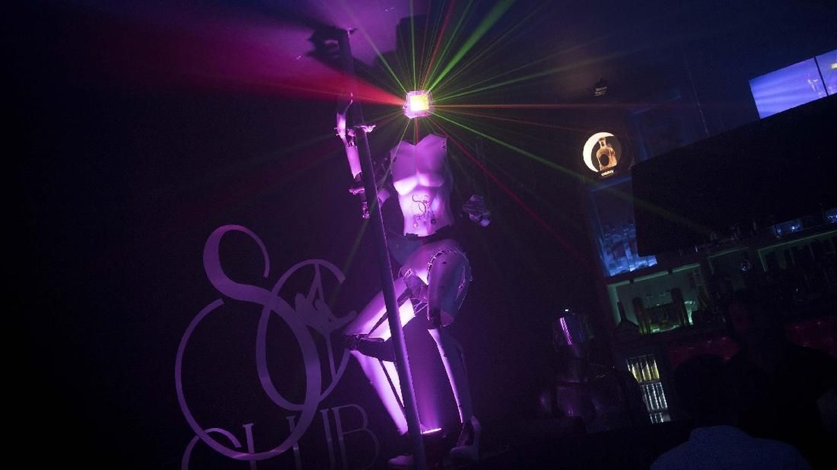 FOTO: Robot Penari Telanjang Berwajah CCTV di Klub Malam