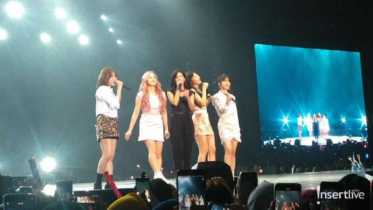 Acara Super K-pop Festival menampilkan sejumlah artis ternama asal korea Selatan. Berikut ini sejumlah potret penampilan para artis yang memeriahkan acara.