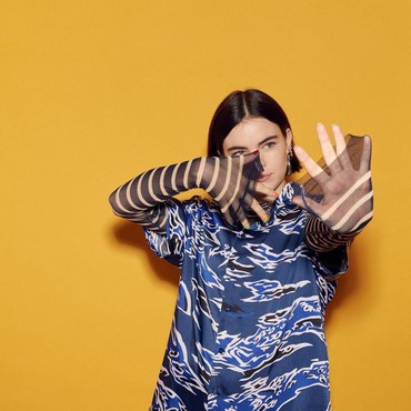 Lirik Lagu Glitter - Benee