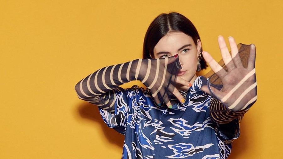 Ulasan mengenai lirik lagu Glitter yang dibawakan Benee&period;