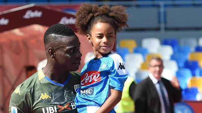 Striker Brescia Mario Balotelli mendapati putrinya mengenakan jersey Napoli yang jadi tim lawan pada lanjutan Serie A Liga Italia, Minggu (29/9).