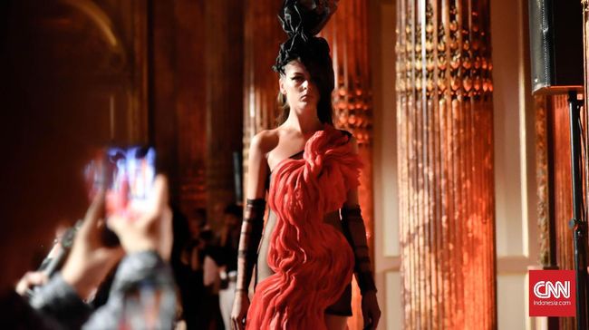 Setelah satu dekade berkarier, koleksi terbaru Harry Halim di Paris Fashion Week adalah sebuah lanjutan mata rantai yang terputus.