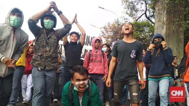Peserta aksi menuju area itu untuk menghindari efek gas air mata yang ditembakkan oleh aparat di kawasan Slipi.