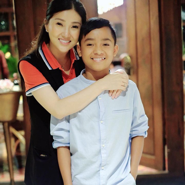 <p>Meski Betrand hanya berstatus anak angkat, tapi Sarwendah memperlakukannya seperti anak kandung. (Foto: Instagram @sarwendah29)</p>