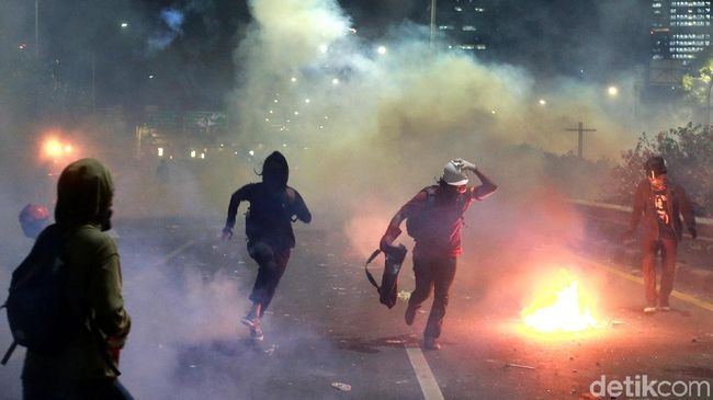 Efek Gas Air Mata Kedaluwarsa yang Diduga Dipakai Polisi untuk Usir Massa