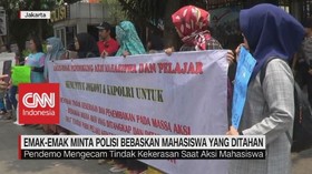 VIDEO: Emak-Emak Minta Polisi Bebaskan Mahasiswa yang Ditahan