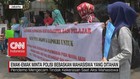 VIDEO: Emak-Emak Minta Polisi Bebaskan Mahasiswa yang Ditahan
