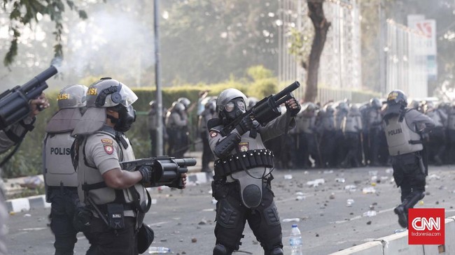 Di hari pelantikan Jokowi, orang tua mahasiswa korban penembakan aparat menuntut keadilan. Polisi dinilai lambat mengusut kasus tewasnya mahasiswa di Kendari.