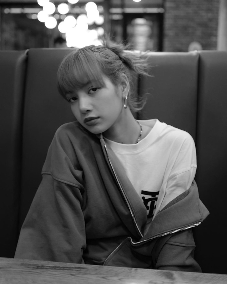 Dari seluruh personel BLACKPINK kamar Lisa lah yang paling berantakan. Lisa mengaku terlalu sibuk sehingga tak sempat membereskan kamarnya.