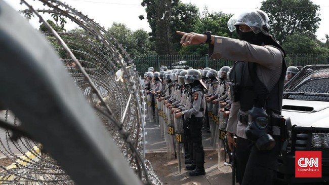 Polda Metro Jaya menerjukan 6.000 personel gabungan untuk mengamankan aksi demo buruh yang rencananya digelar di depan Gedung DPR, Rabu (2/10).