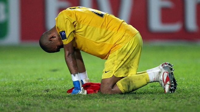 Puncak Karier dan Rehat dari Lapangan Hijau Markus Harison menuliskan lika-liku yang pernah dialami mantan kiper Timnas Indonesia tersebut saat masih menjadi pesepakbola.
