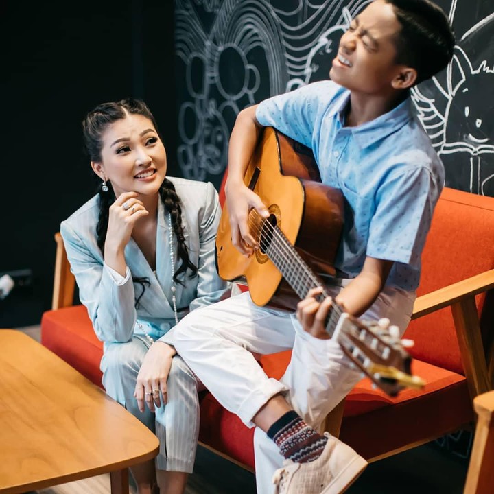 <p>Betrand memang berbakat dalam musik, Bunda. Sarwendah sampai terpesona begini ya, he-he-he. (Foto: Instagram @betrandpetoputraonsu)</p>