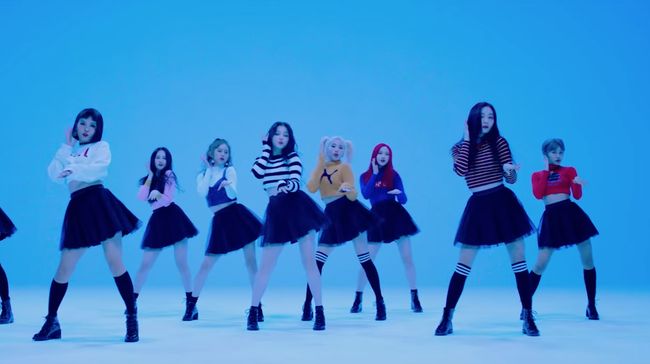 Para penonton di SKF 2019 tak hanya bernyanyi, mereka juga ikut menarikan koreografi seperti yang terlihat di video musik MOMOLAND.