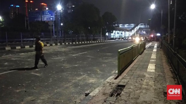 Massa aksi di kawasan jalanan RS Pusat Nasional Jantung Harapan Kita dikepung oleh puluhan pasukan Brimob setelah bubar karena tembakan gas air mata.
