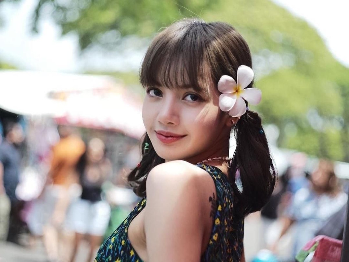 Penampilan seorang artis sering kali menjadi inspirasi bagi penggemar&comma; salah satunya yakni model rambut&period; Berikut gaya rambut Lisa BLACKPINK yang bisa kamu tiru&period;