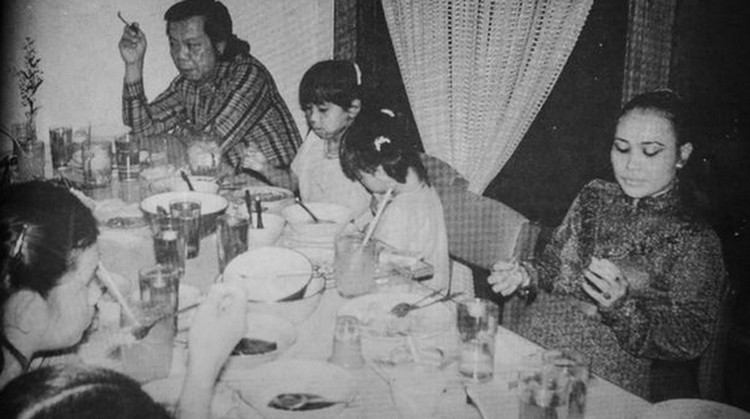 Di balik terbentuknya grup lawak legendaris Srimulat, ada kisah cinta yang penuh pengorbanan di antara Srimulat, Teguh, dan Jujuk.