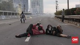 FOTO : Demo di DPR Kembali Berujung Rusuh Sejak sore massa sudah mulai masuk ke jalan tol dan melempari kendaraan polisi. Petugas kemudian menembakkan gas air mata untuk menghalau pedemo.