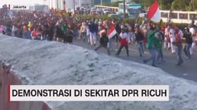 VIDEO: Demonstrasi di Sekitar DPR Ricuh