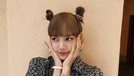 Deretan Gaya Rambut Lisa BLACKPINK yang Bisa Kamu Tiru Penampilan seorang artis sering kali menjadi inspirasi bagi penggemar, salah satunya yakni model rambut. Berikut gaya rambut Lisa BLACKPINK yang bisa kamu tiru.