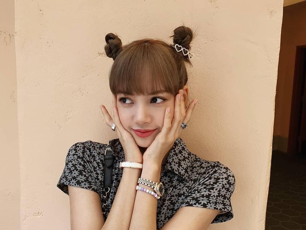 Penampilan seorang artis sering kali menjadi inspirasi bagi penggemar&comma; salah satunya yakni model rambut&period; Berikut gaya rambut Lisa BLACKPINK yang bisa kamu tiru&period;