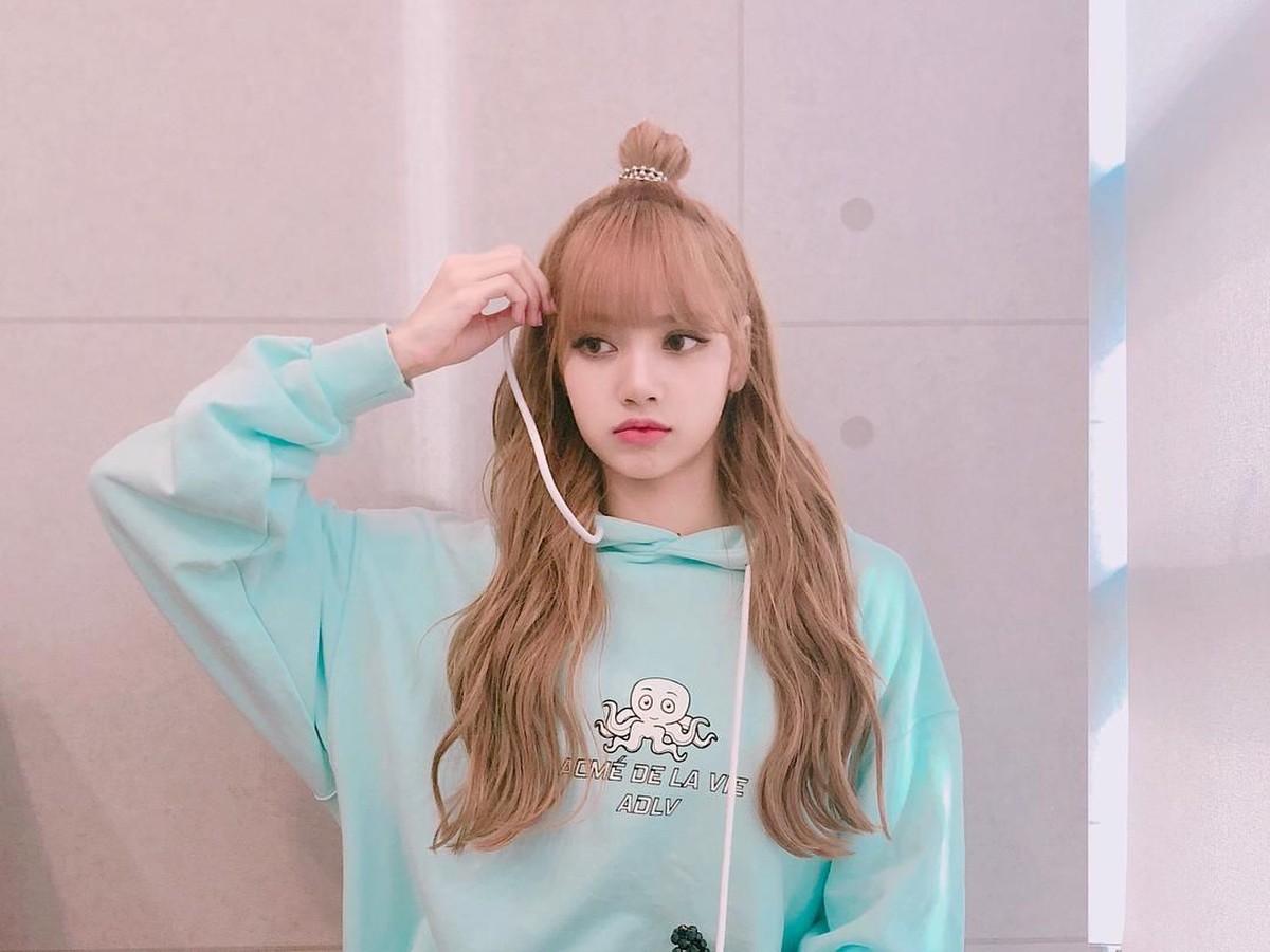 Penampilan seorang artis sering kali menjadi inspirasi bagi penggemar&comma; salah satunya yakni model rambut&period; Berikut gaya rambut Lisa BLACKPINK yang bisa kamu tiru&period;