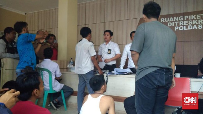 Mereka yang ditangkap berpakaian putih abu-abu dan diduga ingin membuat rusuh dalam demonstrasi di depan Mapolda Sumsel, Palembang.