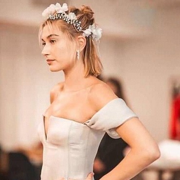 Pelayan Restoran Merasa Dijutekin, Hailey Baldwin Minta Maaf
