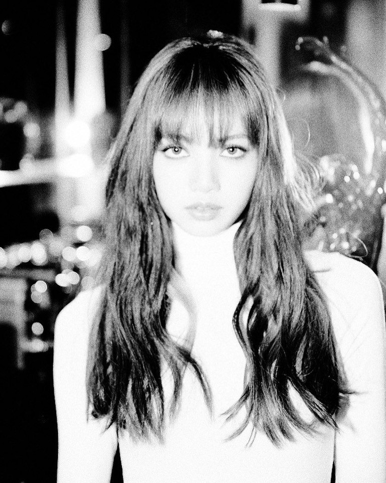 Lisa juga bisa ngerap dengan empat bahasa yaitu Inggris, Jepang, Korea, dan Thailand.