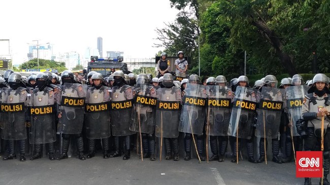 2.645 aparat gabungan dikerahkan untuk mengamankan demo buruh di depan Mahkamah Konstitusi dan Balai Kota DKI Jakarta, Kamis (25/11).