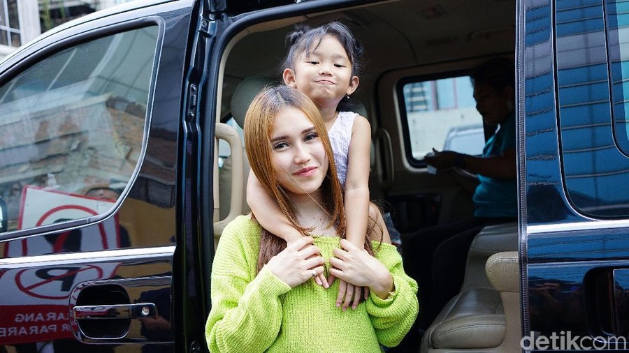 Ayu Ting Ting dan Bilqis saat ditemui di studio Trans TV.