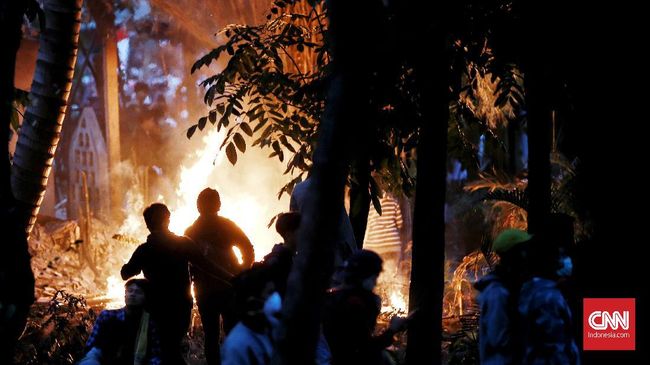 Massa Bakar Pospol Atma Jaya, Mahasiswa Melarang Massa yang berunjuk rasa di kawasan Semanggi sempat membakar pos polisi dekat Universitas Atma Jaya, Senin (30/9). Namun mahasiswa melarang pembakaran tersebut.