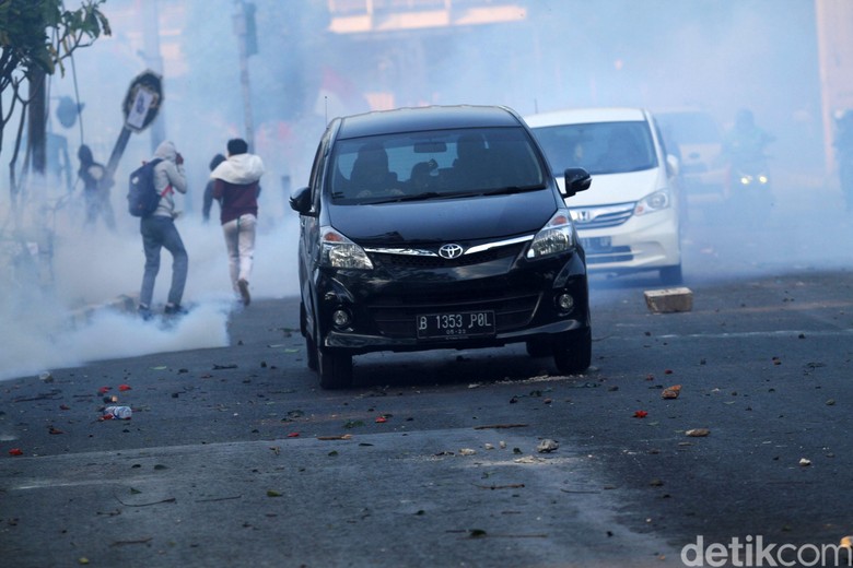  Saat  Demo  Ricuh Ini Taktik Nggak Bikin Rugi Pemilik Mobil  