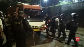 VIDEO: Demo Rusuh di DPR, Polisi Amankan Massa dari Truk