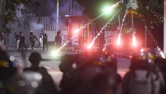 Berdasarkan hasil pemeriksaan, polisi mengklaim korban meninggal dunia usai demonstrasi, Yadi (23), mengalami sesak nafas.