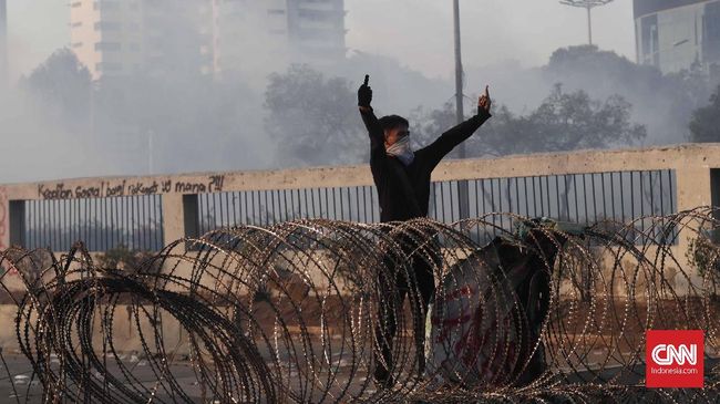 Demo Ricuh di Jalan Tol, Massa Lempari Polisi dengan Petasan