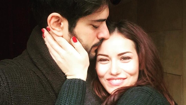 Bikin Baper, 4 Pasangan Artis Turki yang Selalu Mesra & Romantis Pasangan artis Turki ini tak segan memperlihatkan sisi romantis mereka.